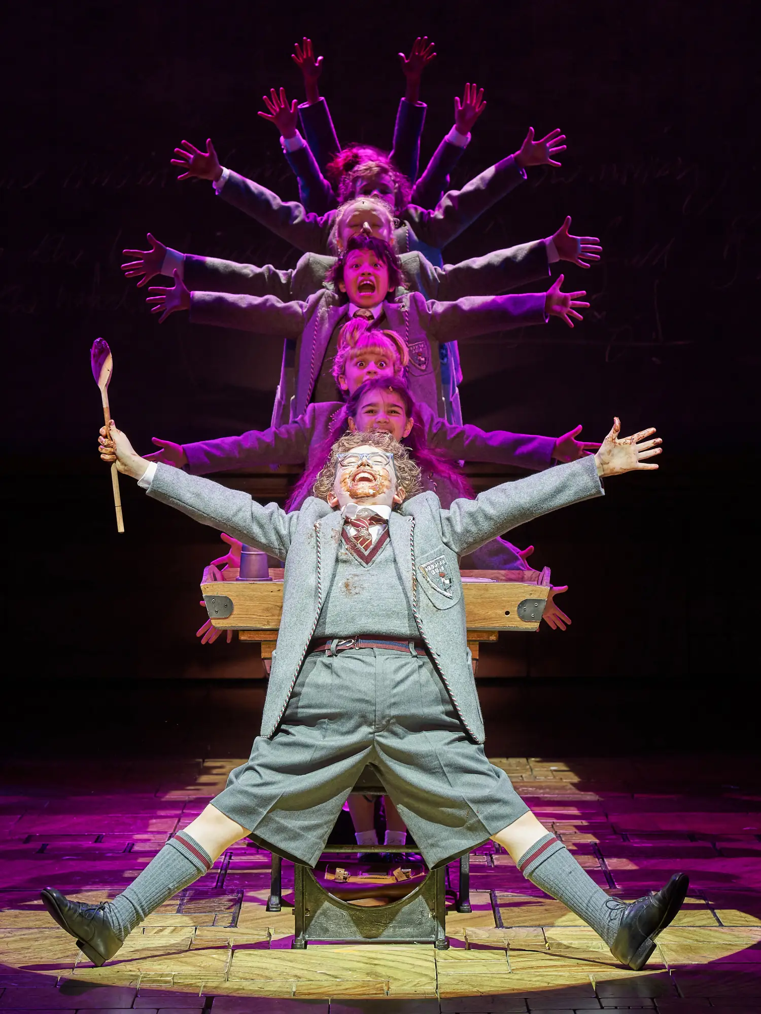 manuel-harlan_matilda-the-musical-rsc-dir.-matthew-warchus-02