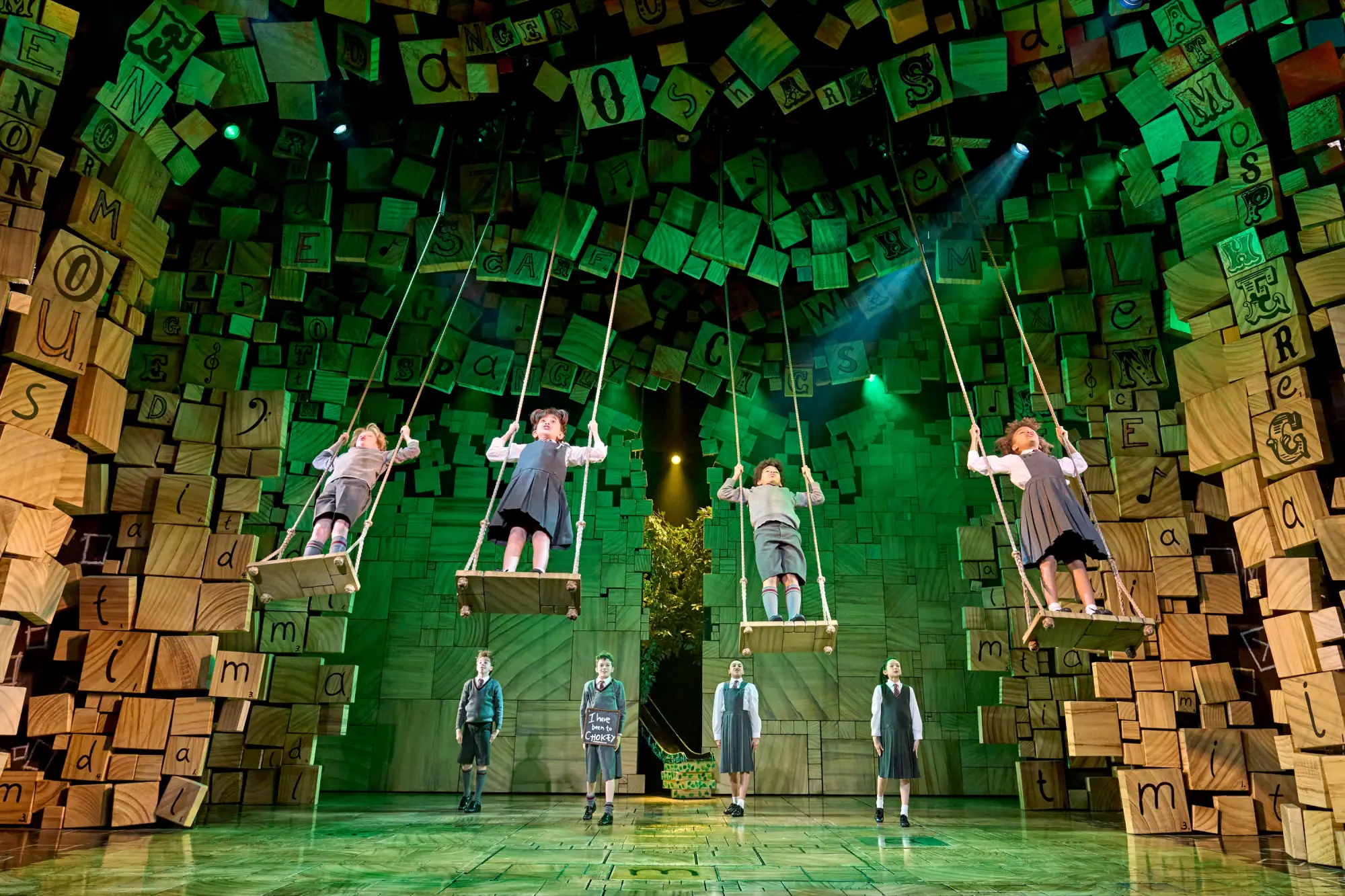 manuel-harlan_matilda-the-musical-rsc-dir.-matthew-warchus-01